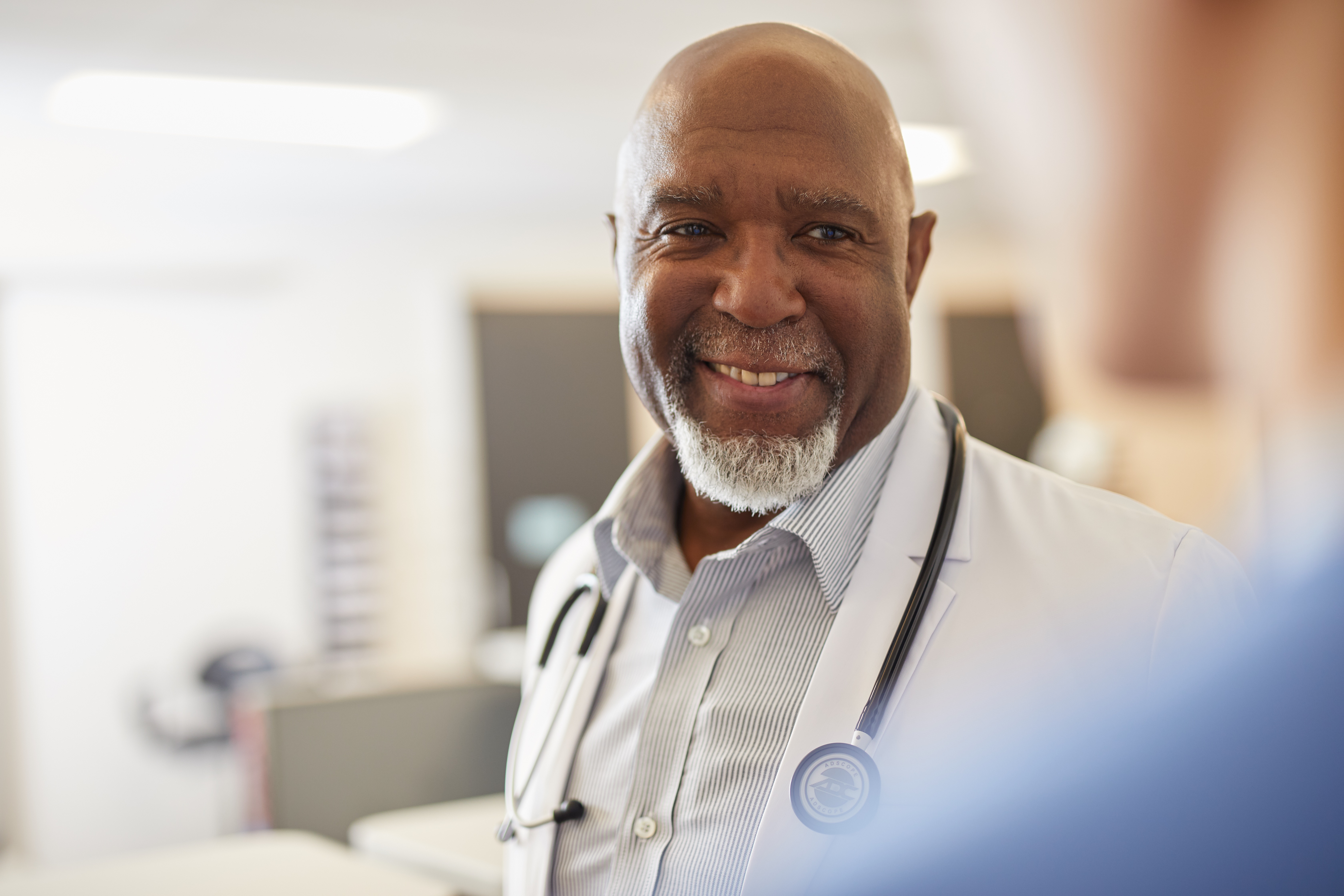 Jeune homme noir développeur